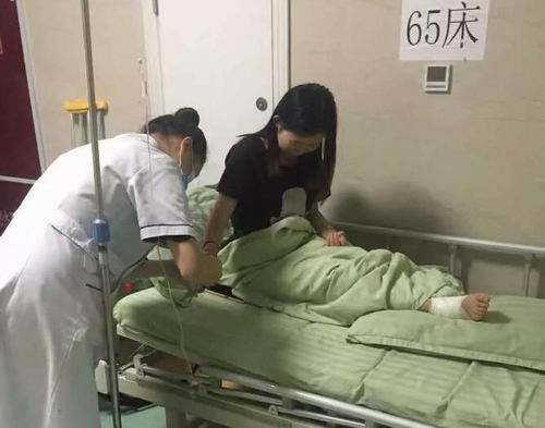 市中医医院正在救治受伤学生.jpg