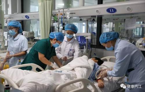 市一医院正在为伤员进行动静脉穿刺置管测压.jpg
