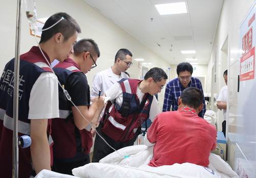 省医院专家团队在查看伤员病情图一.jpg