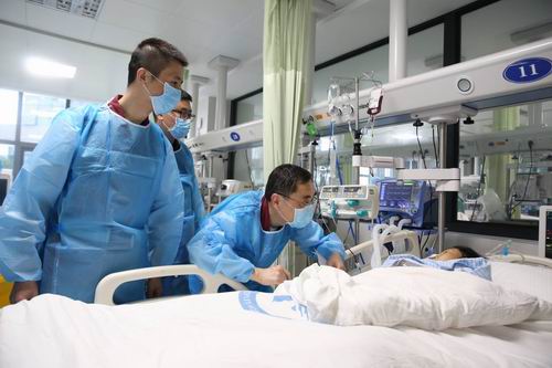 省医院团队在查看伤员病情图二.jpg
