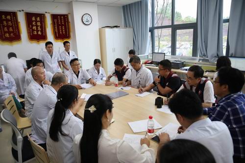 省医院专家团队在讨论治疗方案.jpg
